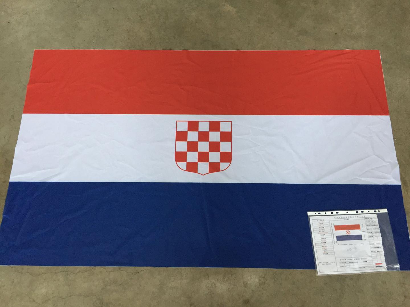 Hrvatska Povijesna Zastava s Prvim Bijelim Poljem